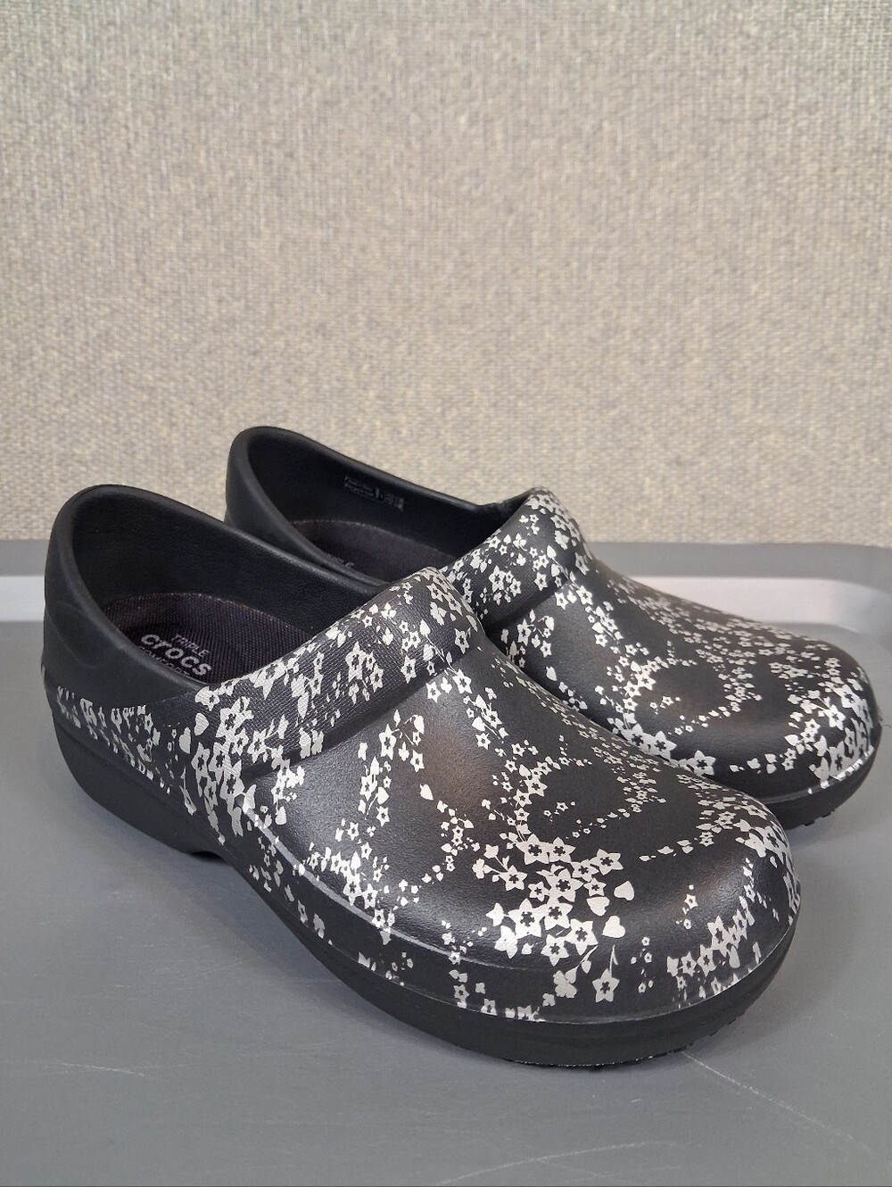 Crocs Neria Pro II Graphic Clog Metallic Silver Floral Work Shoe Black Size 7